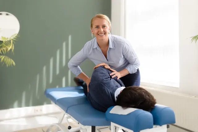 Chiropractor onderzoekt een cliënt tijdens de intake bij TOPCHIRO Amstelveen
