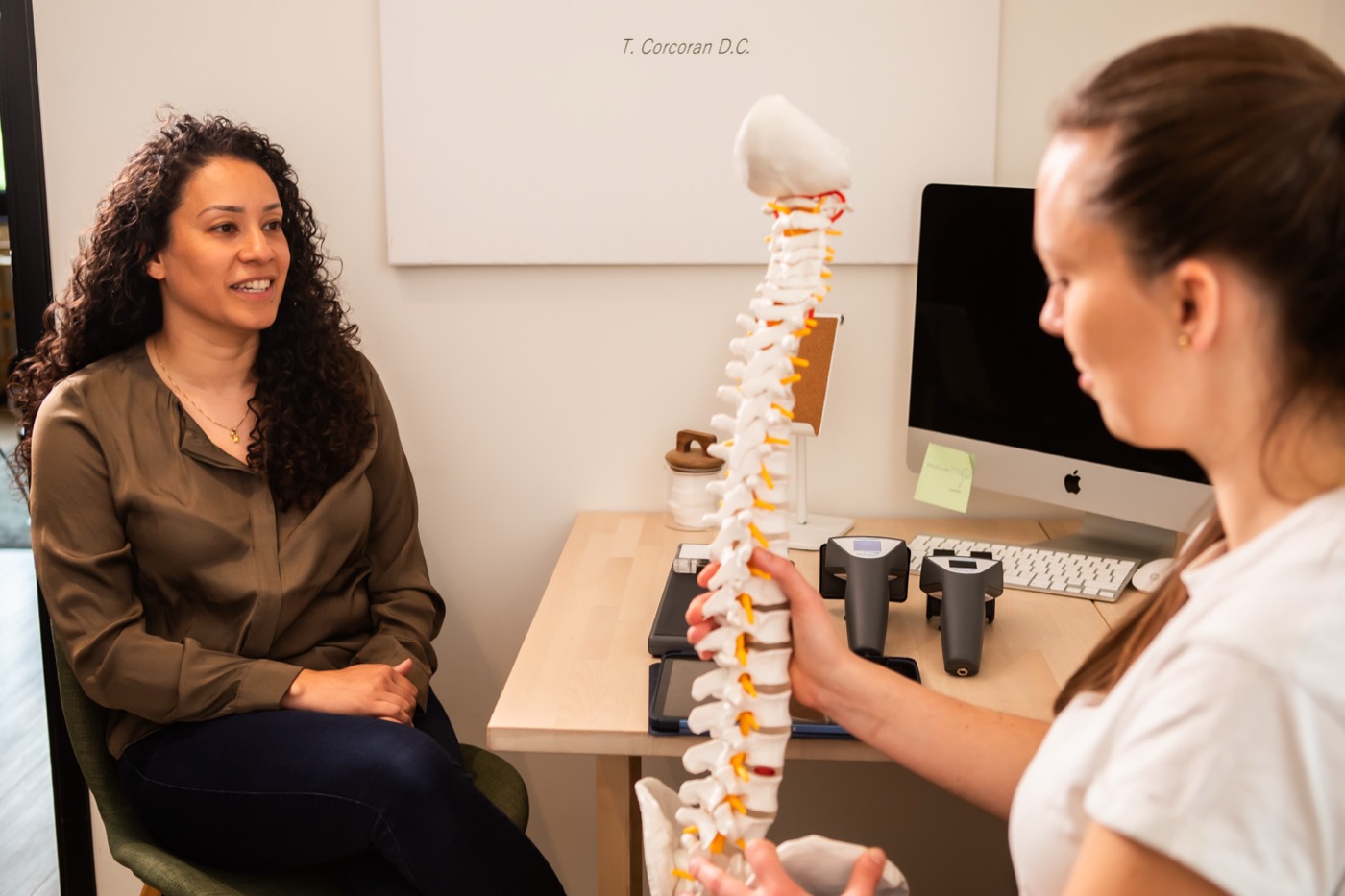 Chiropractor legt met een wervelkolommodel uit wat de scan laat zien bij TOPCHIRO Amstelveen